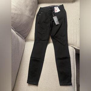 BRAND NEW, NEVER WORN, WITH TAGS. TORRID BOMBSHELL SKINNY JEANS. BLACK, SIZE 10R